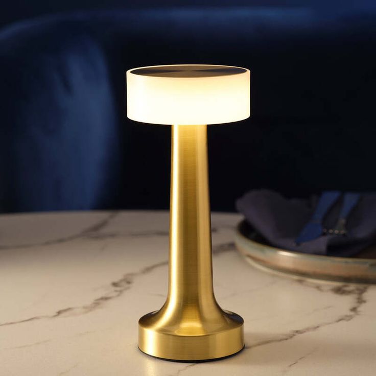 Round metal table lamp